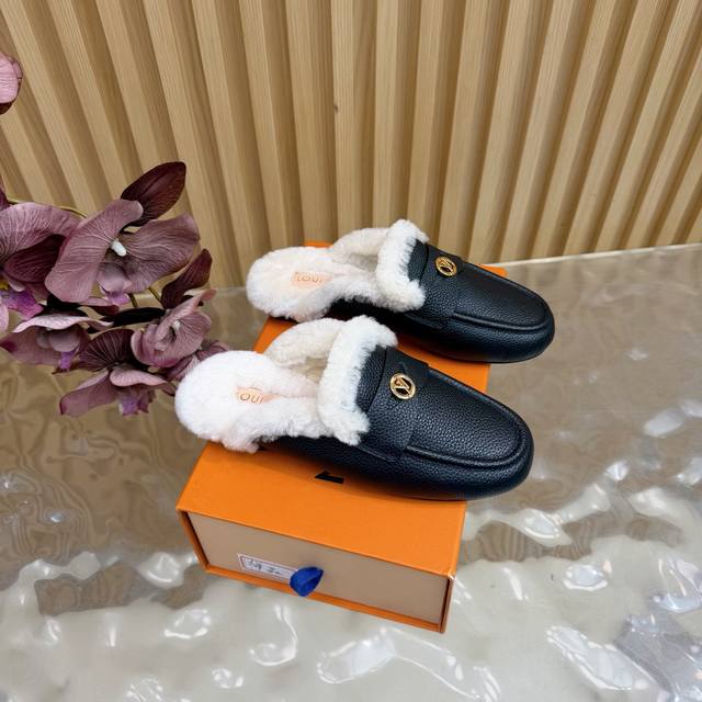 2025 New LV Mule Slippers (Synchronized with Boutique) The gold hardware engrave