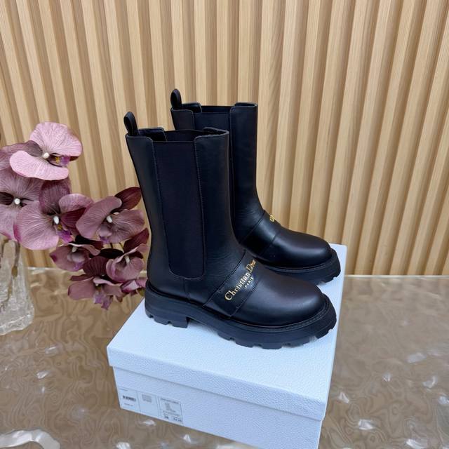 Top version, updated simultaneously with boutiques: Dior Fall/Winter Quilted Mot