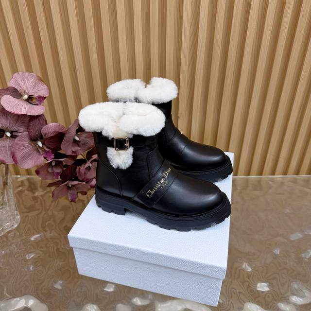 Top version, updated simultaneously with boutiques: Dior Fall/Winter Quilted Mot