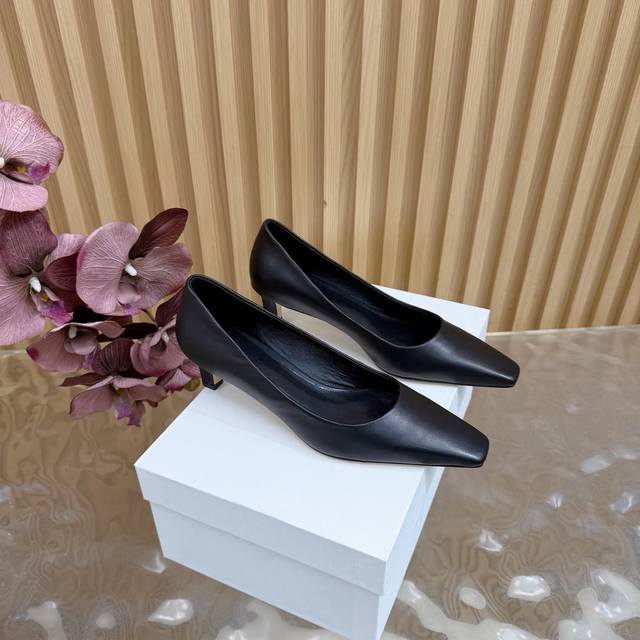 The Row 25S Autumn/Winter New Kitten Heel Shoes with Retro Pointed Toe The boot'