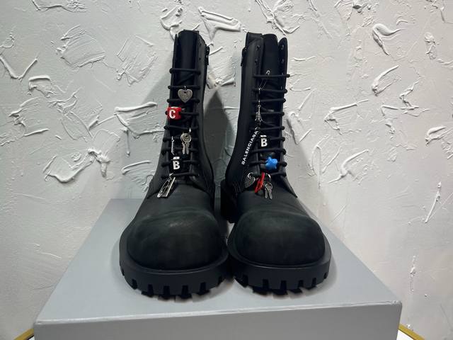 Latest 2025 Balenciaga Hummer Men's Boots, lace-up zipper boots with pendant bu