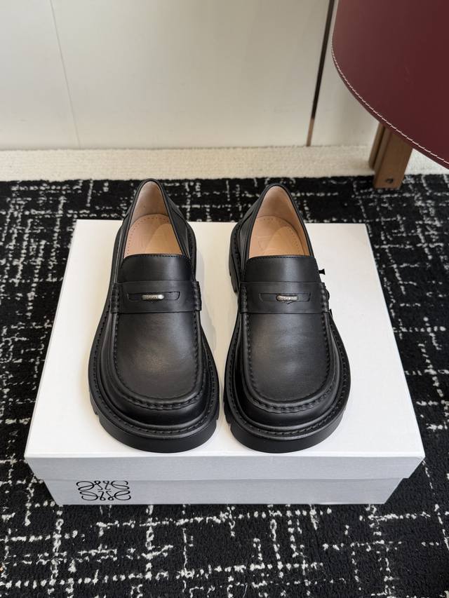 Retail-grade Loewe 25Ss Autumn/Winter New Doll Toe Loafers Simple, stylish, time