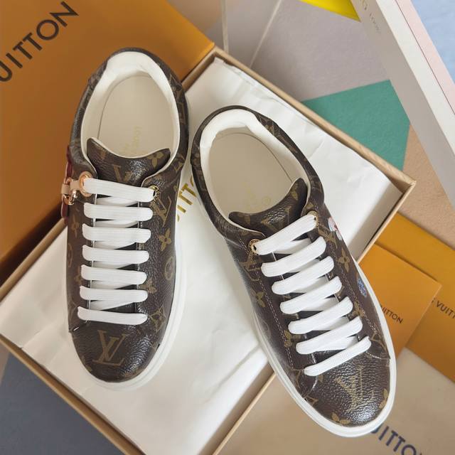 Top-tier version: Women's Louis Vuitton Time Out series embossed embroidered woo