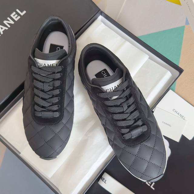 Top-tier version: Women's Chanel 26C Quilted Logo Casual Sports Shoes (German Tr
