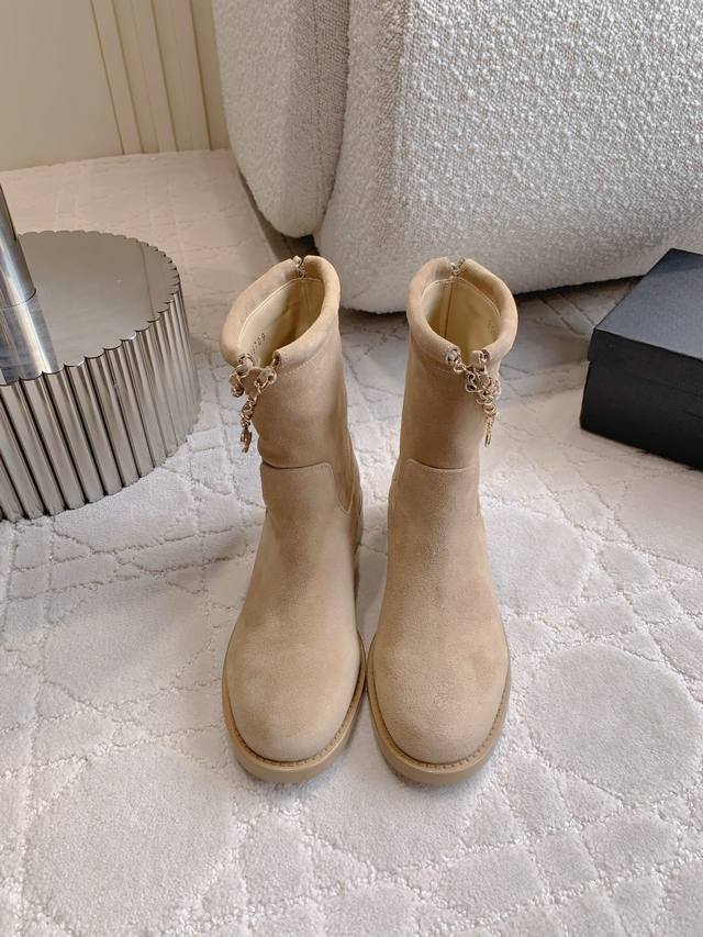 Factory Price p Chanel* New Chain Pendant Ankle Boots. Chanel's high-end feel i