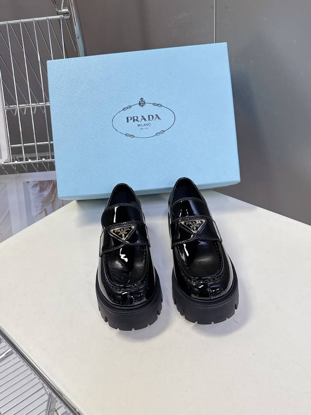 Prada's latest triangular logo platform loafers, leather shoes DDD. Highly recom