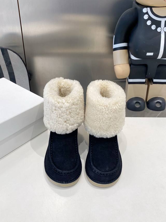 New Chloe snow boots, available in multiple colors and styles, simultaneously l