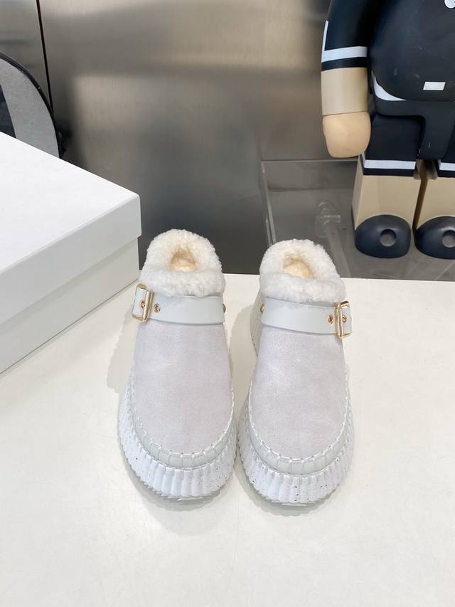 New casual shoes from Chloe, available now, simultaneously with department stor