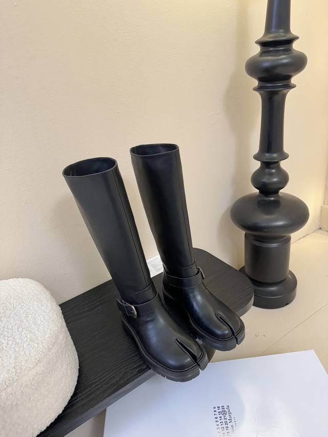 Maison Margiel*25Aw Autumn/Winter New Split-Toe Rider Boots The split-toe design