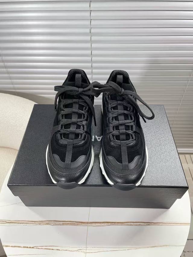 Chanel Spring/Summer New Arrival: Chanel Sneakers Simple low-top, lightweight an