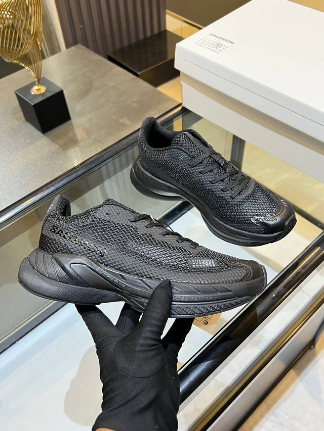 Breathable mesh, retro thick sole, bouncy and cushioned for comfortable support