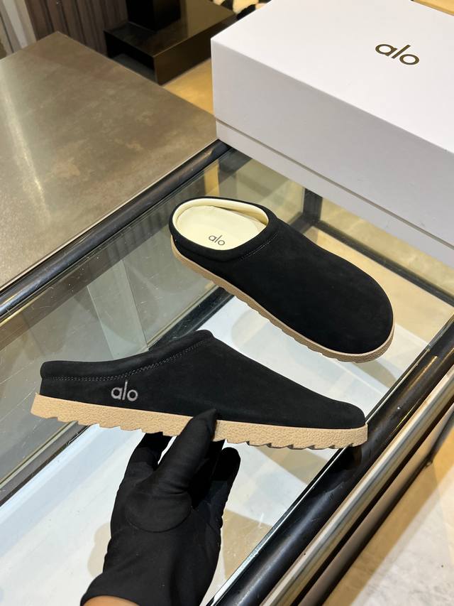 This gives off a relaxed, effortless vibe in winter. It's easy to match, stylish