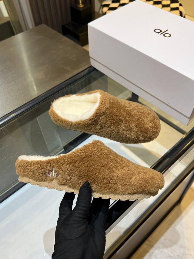 This gives off a relaxed, effortless vibe in winter. It's easy to match, stylish