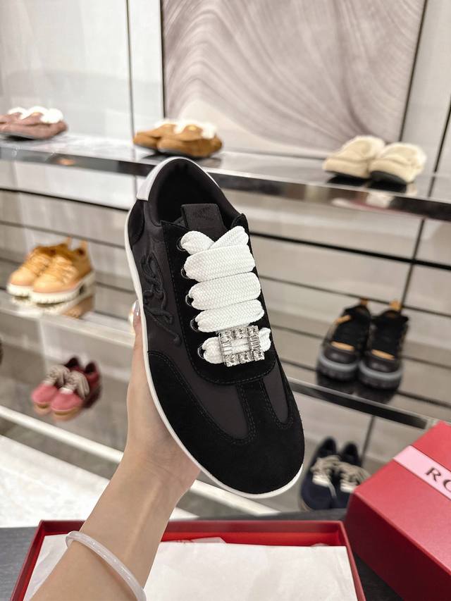 The new Viv Low athletic casual shoes attract attention with their metal buckle