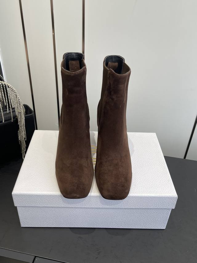 Dior Autumn/Winter New Chunky Heel Ankle Boots. These D-Shadow high-heeled slip