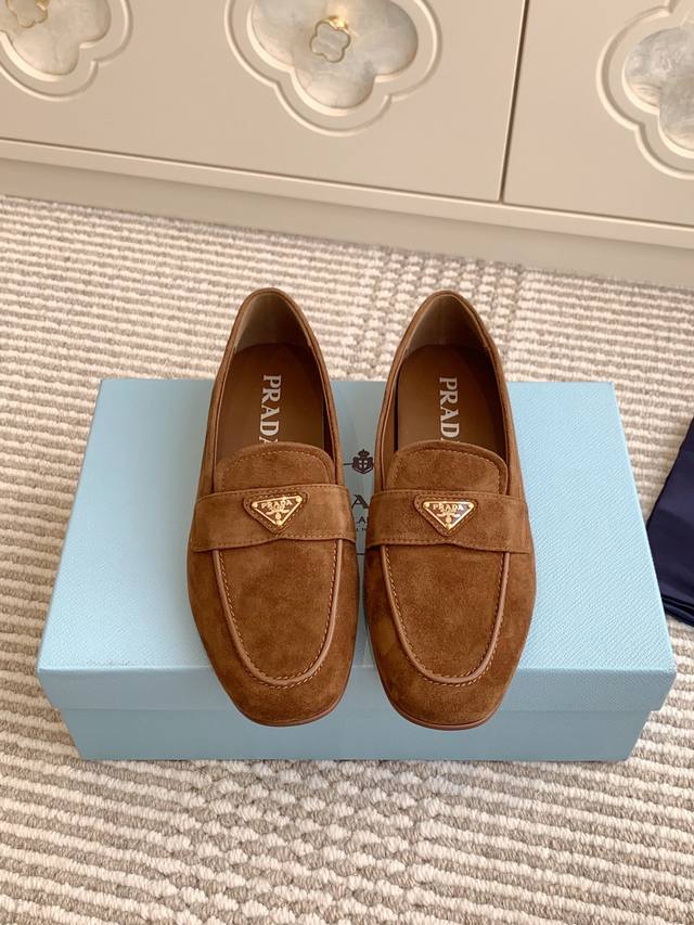 Wholesale slippers/loafers Prada New Triangle Logo Mule Closed-Toe Slippers/Loa