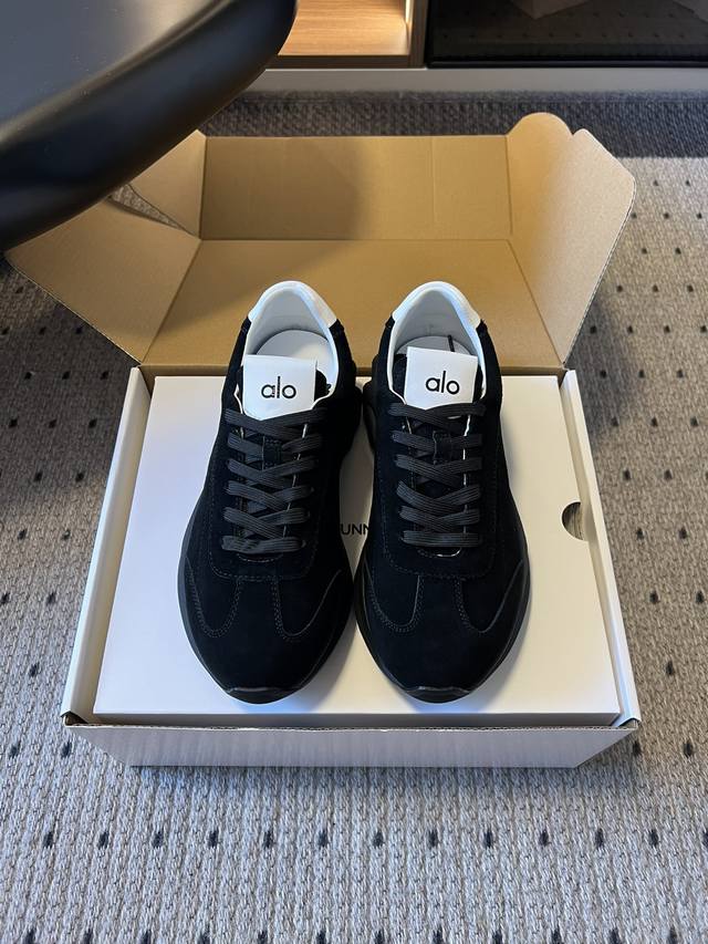 Al*25Ss New Retro-Style Casual Sneakers The upper is made of suede, soft to the