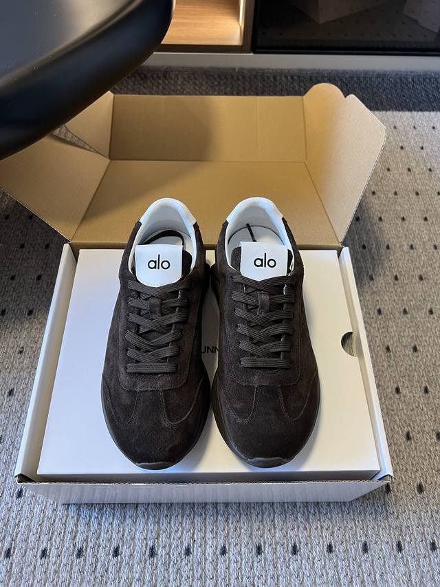 Al*25Ss New Retro-Style Casual Sneakers The upper is made of suede, soft to the