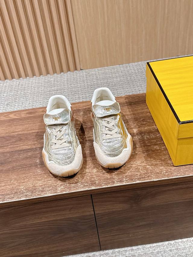 Fendi New Retro-Style Flat Casual Shoes The upper is made of cow suede and leat