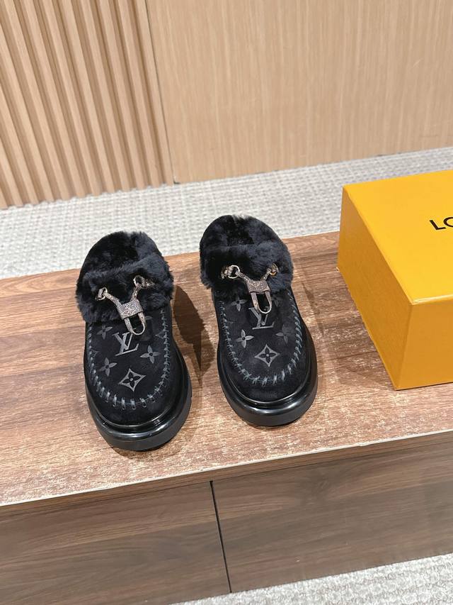 This Cortina closed-toe sandal is from the Louis Vuitton collection. It feature