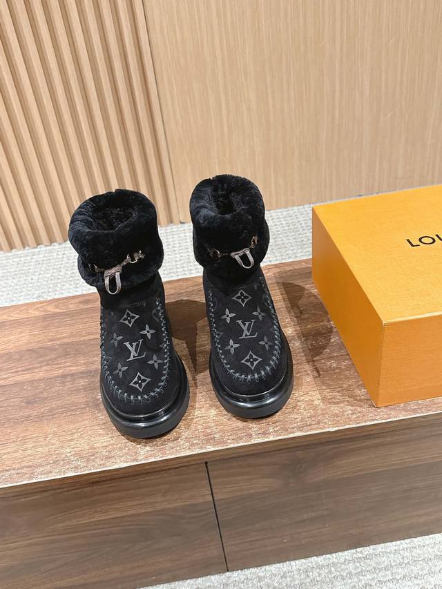 This Cortina ankle boot is from the LVski collection, combining a suede cowhide