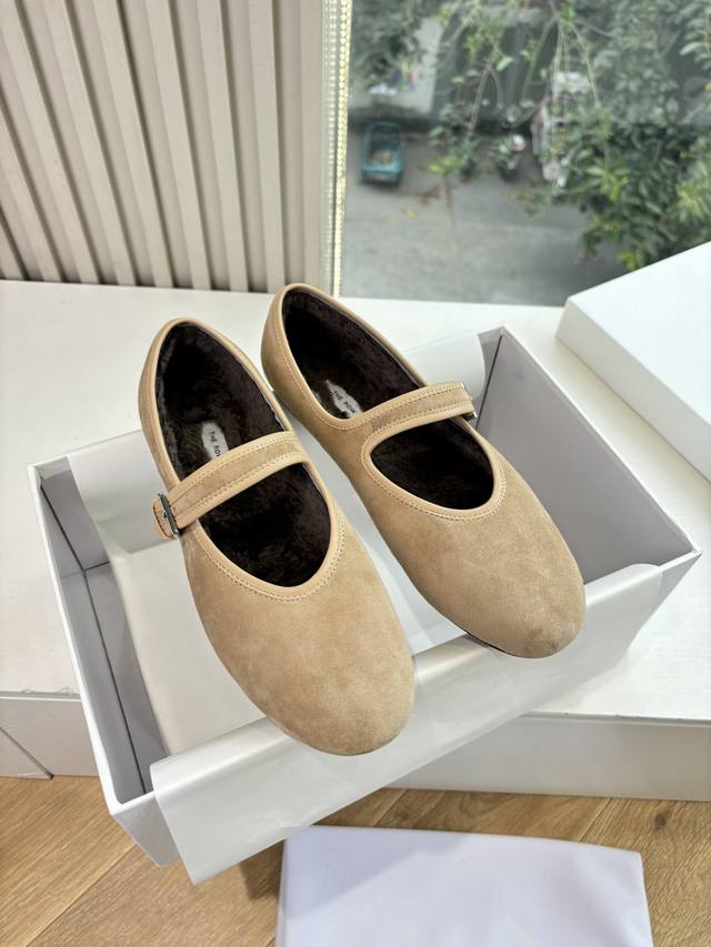 G028The Row 25 New Flat Dancing Shoes/Grandma Shoes. It's rare to see dancing sh G028The Row 25 New Flat Dancing Shoes/Grandma Shoes. It's rare to see dancing sh