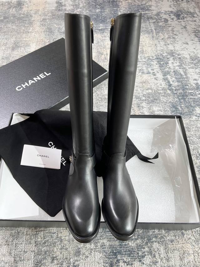 Chanel's latest hot-selling chain riding boots! Rave reviews! Comfortable to wea
