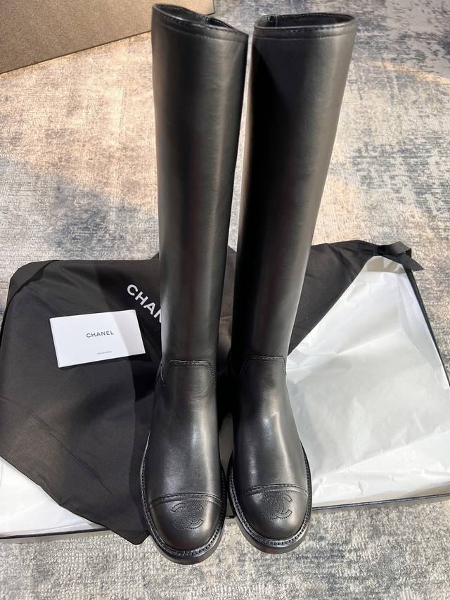 Popular classic riding boots. Simple and stylish design, small high heel, super
