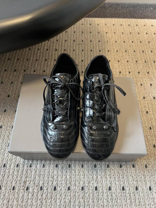 Men's Balenciaga 25Ss Sporty Retro German Training Shoes Based on retro footbal