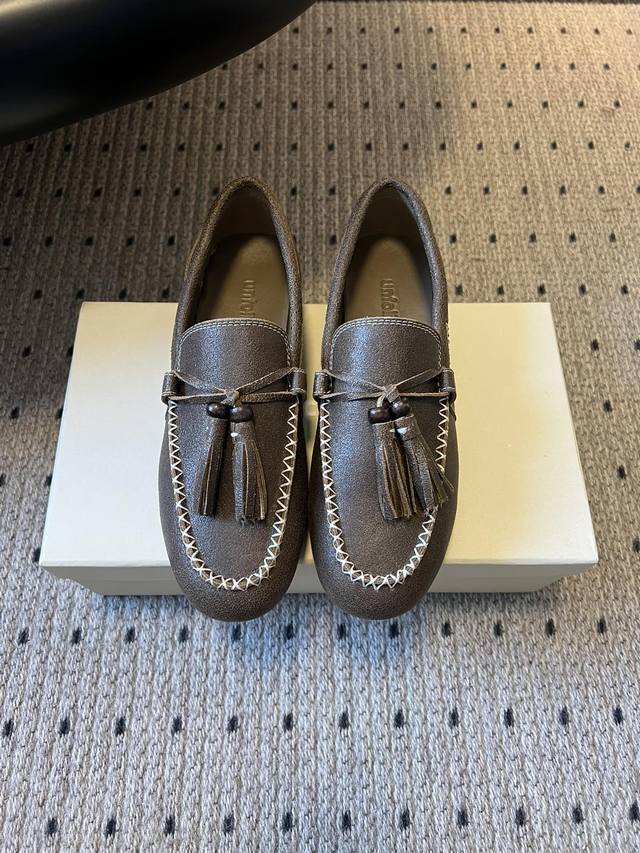 Unfolio Retro Minimalist Tassel Flat Loafers Made of suede, soft to the touch wi