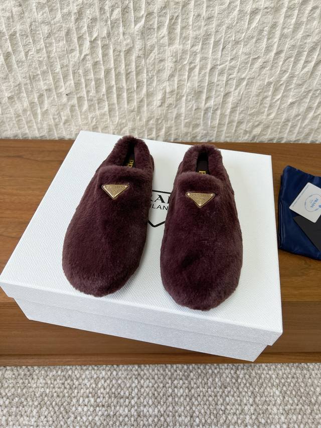 G292 Prada 25Ss Autumn/Winter New Triangle Logo Slip-on Furry Shoes. Made of plu