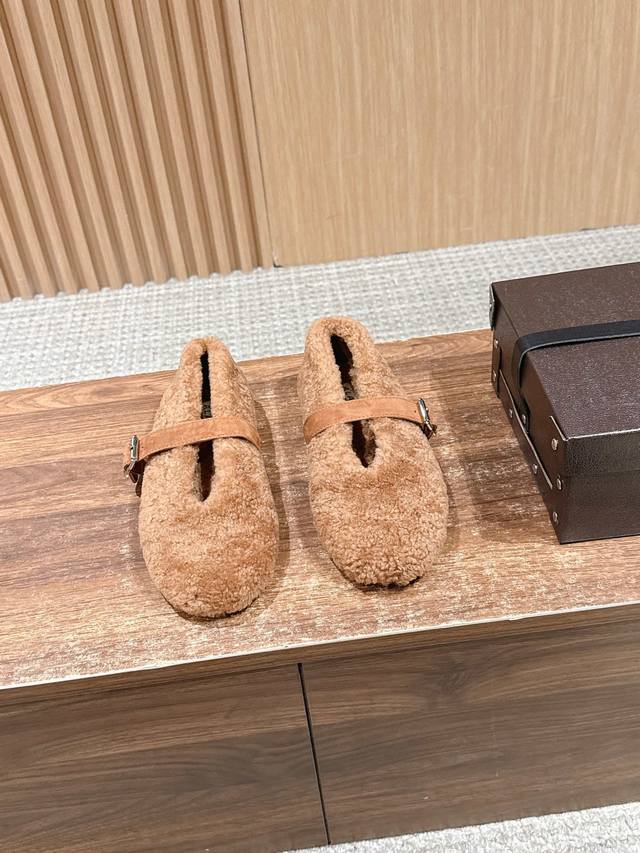 Area's new autumn/winter ballet-style plush Mary Jane shoes continue the brand'