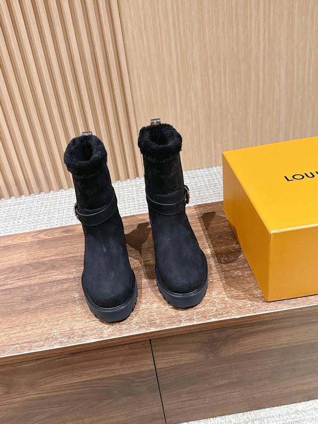 Louis Vuitton Ankle Boots, Autumn/Winter New Style. This ankle boot features su