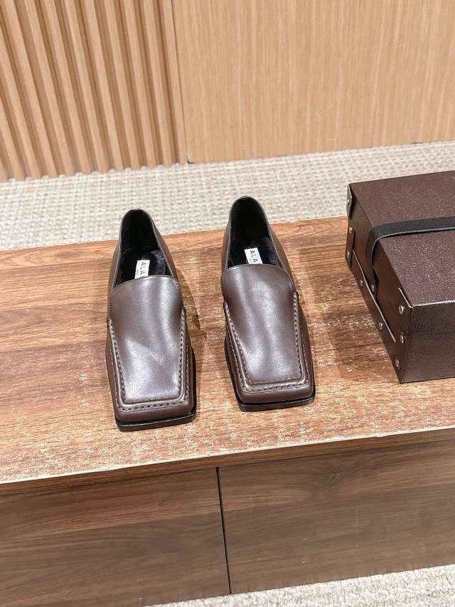 Area's New British Style Square-Toe Loafers Featuring the iconic square toe, th