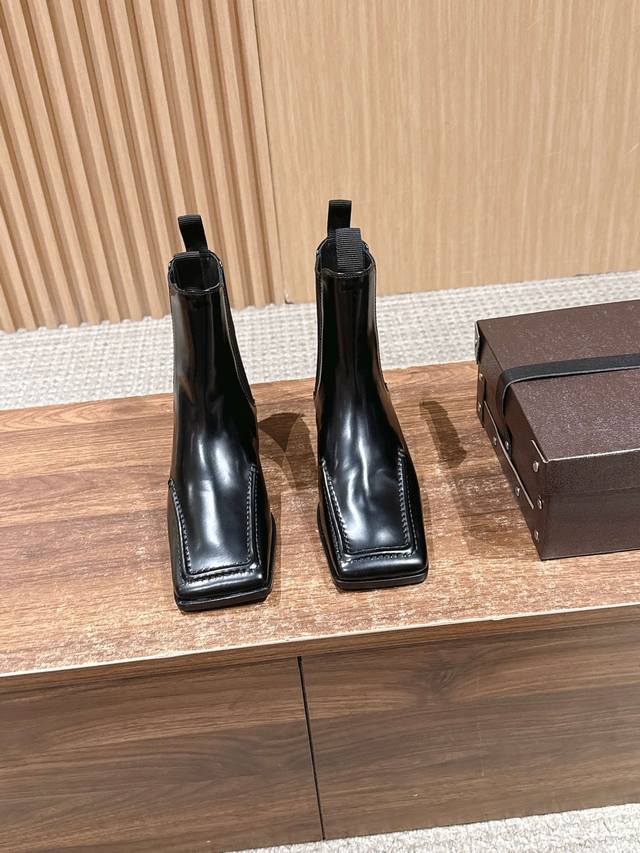 Alaya New Minimalist Square-Toe Flat Ankle Boots Continuing the brand's signatu