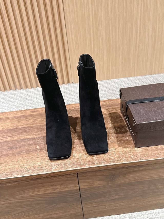 Area's new minimalist square-toe high-heeled ankle boots Continuing the brand's