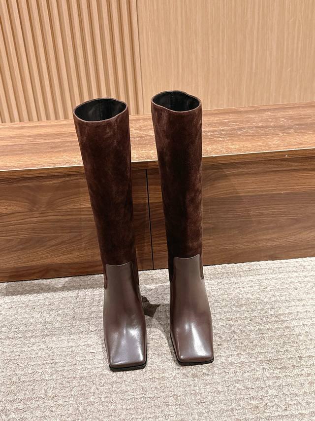 Area's new minimalist square-toe high-heeled knee-high boots Featuring a square