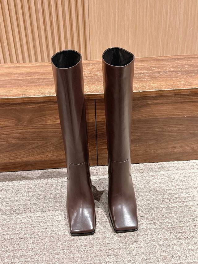 Alaya's new minimalist square-toe high-heeled knee-high boots Featuring a squar