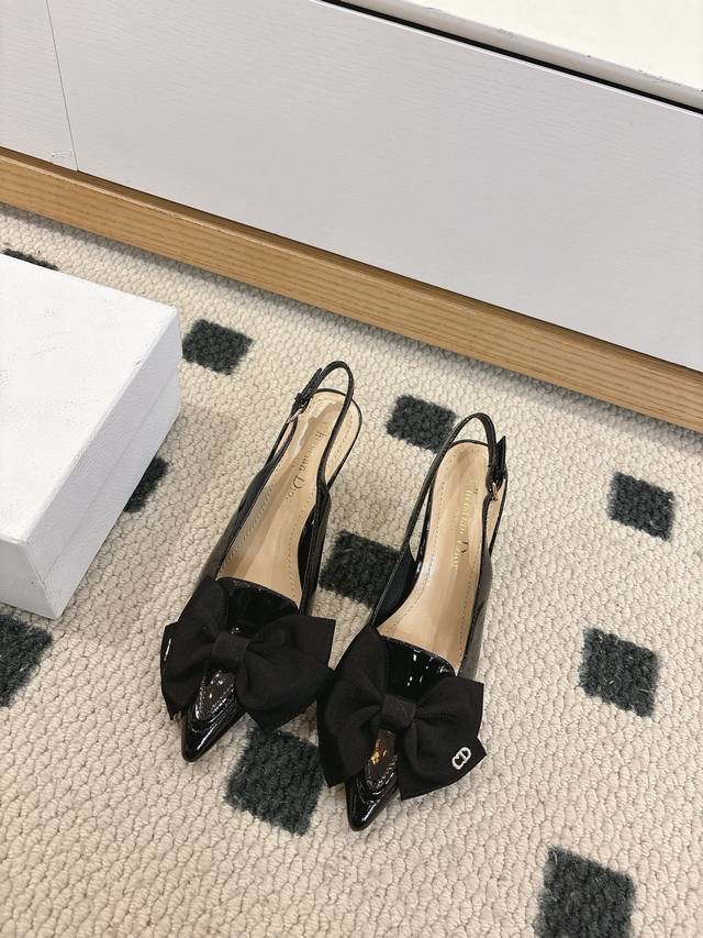 Exclusive Dior chip version. The entire pair of shoes is sourced from the origin