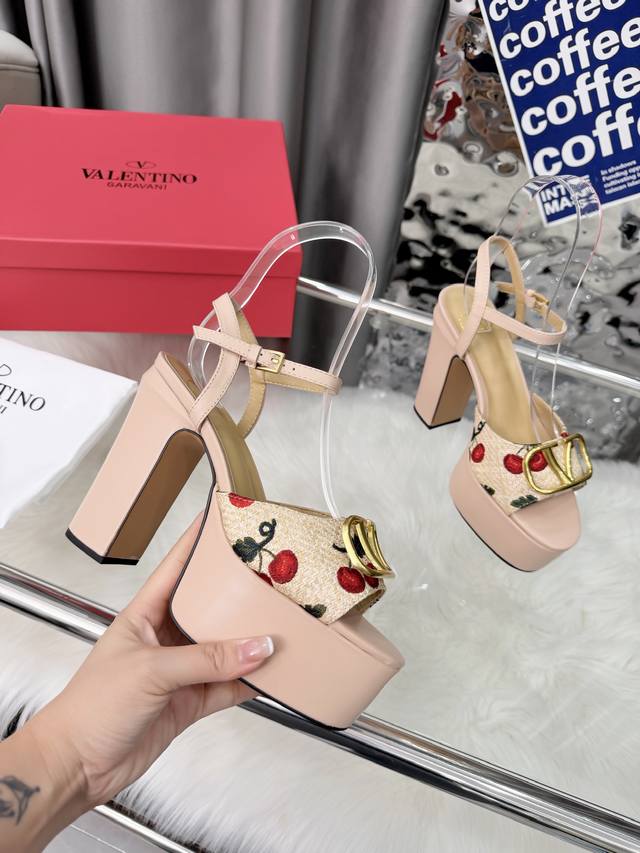 Factory Price (pp): Valentino sandals, simple and elegant design, comfortable f