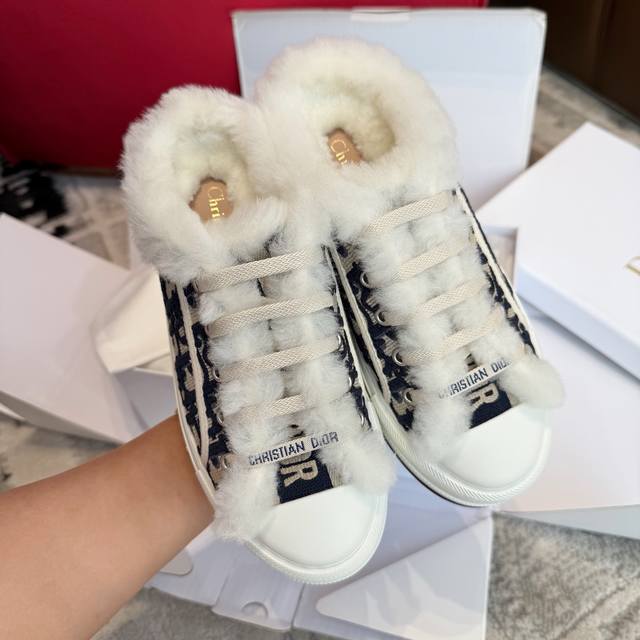 Winter is here~ Time to wear those fluffy sneakers! Classic platform embroidered