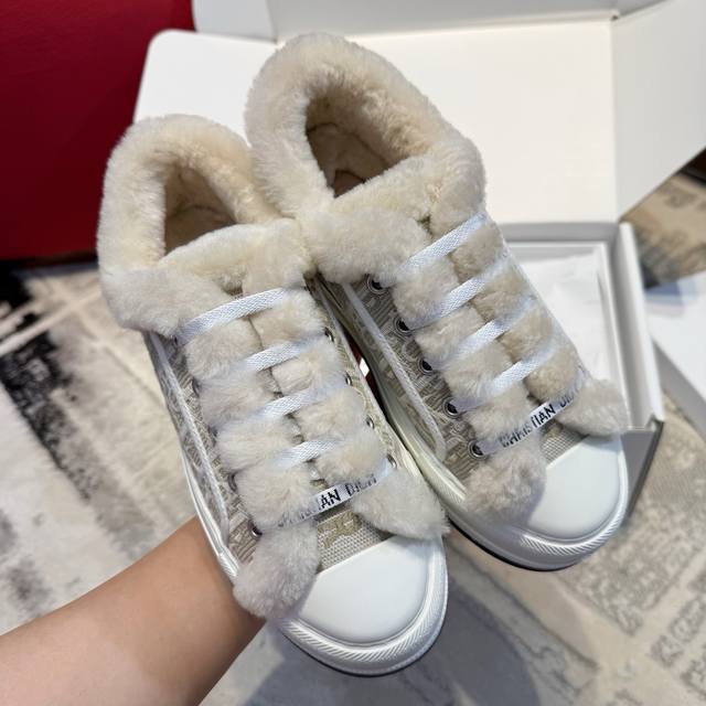 Winter is here~ Time to wear those fluffy Do sneakers! Dr's new classic thick-so