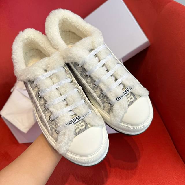 Winter is here~ Time to wear those fluffy Do sneakers! Dr's early spring new arr