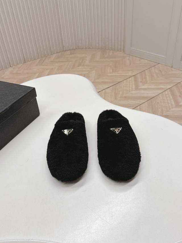 Selling Prada Fall/Winter 2025 Fleece Slippers, Half-Slip Wool Slippers. Classi