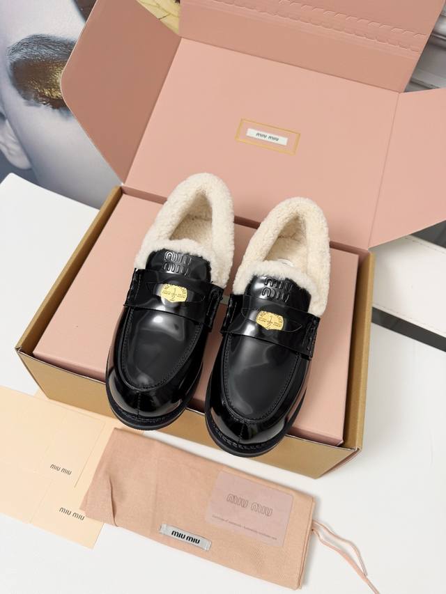 Miumiu 25Fw Gold Coin Loafers Miu girls' new color loafers are here! This autumn