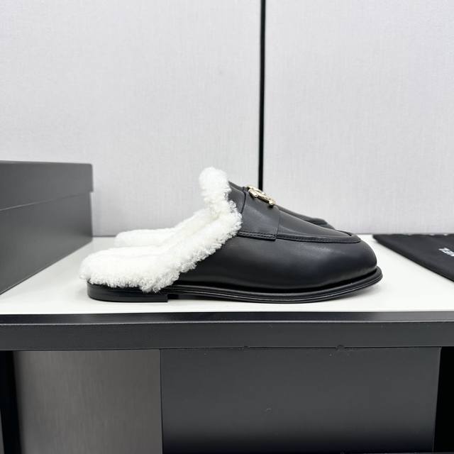 Chanel 24K Fall/Winter New Style Fuzzy Loafers Teddy furry shoes are so comforta