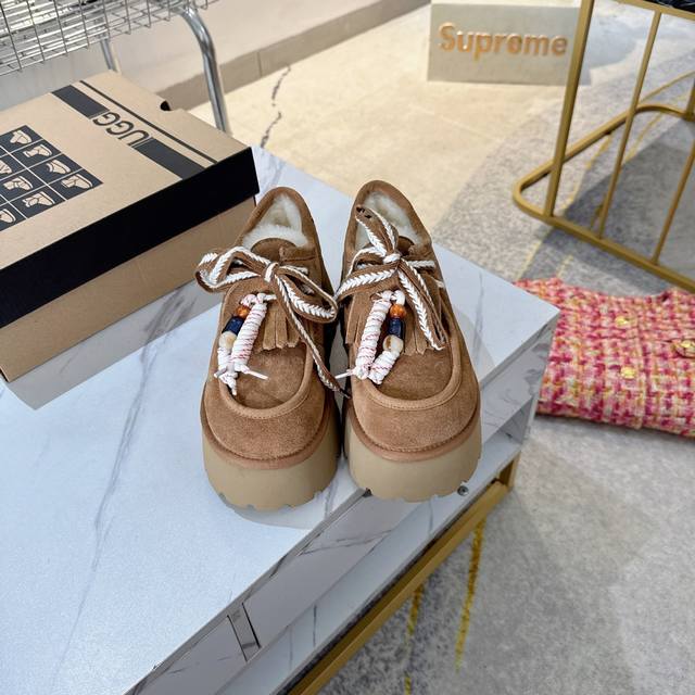 Ugg platform lace-up snow boots are a must-have for fashionistas. They pair well