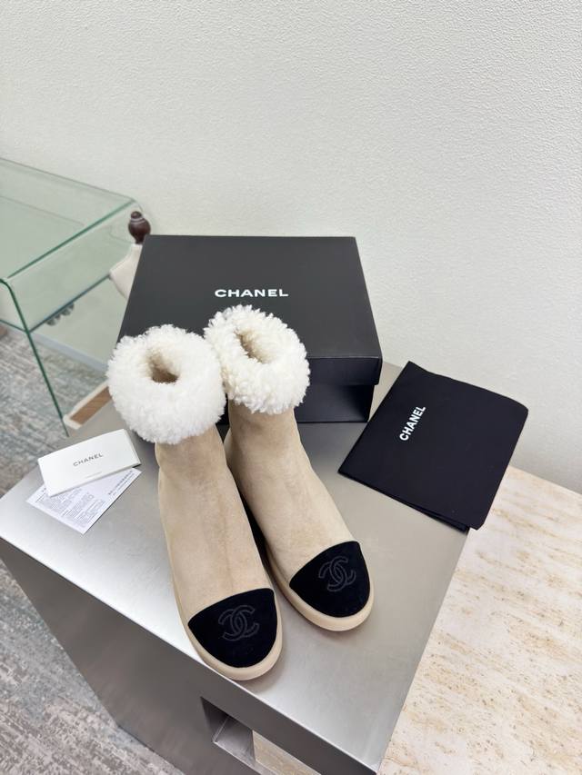 Thick-soled wool-lined ankle boots in color-blocked material Wool-lined slippers