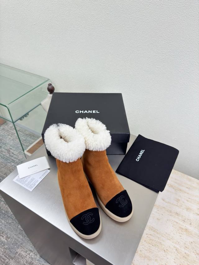 Thick-soled wool-lined ankle boots in color-blocked material Wool-lined slippers