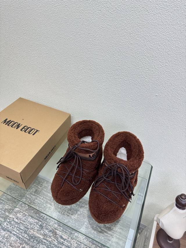 Moon Boots, Fur-lined Ankle Boots, Factory Price p A must-have ski item worn by